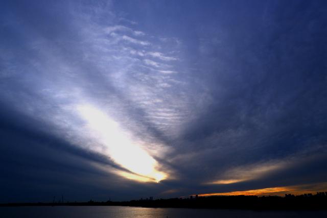 初秋时节 哈尔滨晚霞如喷泉四射美不胜收休闲区蓝鸢梦想 - Www.slyday.coM 初秋时节 哈尔滨晚霞如喷泉四射美不胜收休闲区蓝鸢梦想 - Www.slyday.coM
