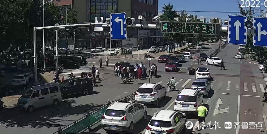 35秒救出人!私家车电动车碰撞女子被卷入车底,警民联手抬起车休闲区蓝鸢梦想 - Www.slyday.coM 35秒救出人!私家车电动车碰撞女子被卷入车底,警民联手抬起车休闲区蓝鸢梦想 - Www.slyday.coM