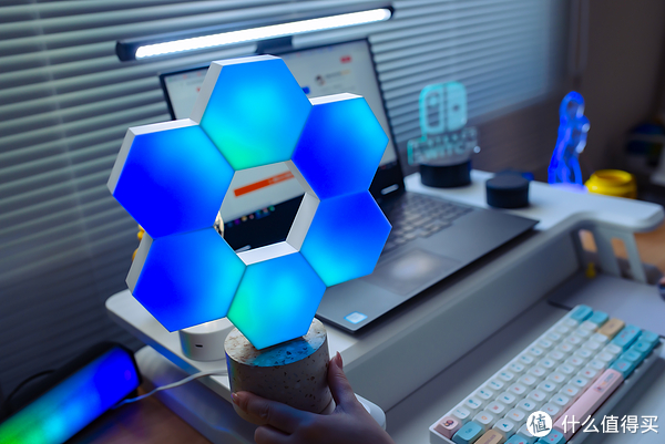 氛围感桌面改造1.0:释放桌面空间,用RGB打造极致梦幻世界!休闲区蓝鸢梦想 - Www.slyday.coM 氛围感桌面改造1.0:释放桌面空间,用RGB打造极致梦幻世界!休闲区蓝鸢梦想 - Www.slyday.coM