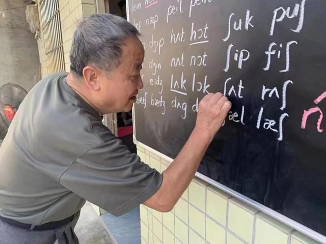 退休教授去贵州避暑后,做了一个决定……休闲区蓝鸢梦想 - Www.slyday.coM 退休教授去贵州避暑后,做了一个决定……休闲区蓝鸢梦想 - Www.slyday.coM