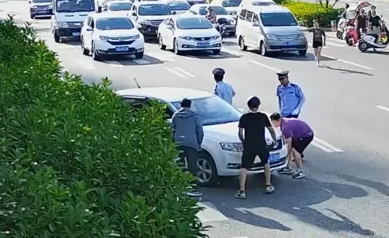 电动车驾驶人被卷入车底!警察一挥手,十几人赶了过来……休闲区蓝鸢梦想 - Www.slyday.coM 电动车驾驶人被卷入车底!警察一挥手,十几人赶了过来……休闲区蓝鸢梦想 - Www.slyday.coM