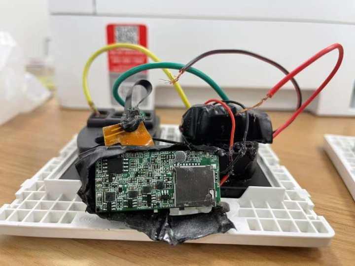 刷抖音刷到老婆的私人生活影像!杭州男子又惊又气,民警在他家墙面插座找到偷拍设备休闲区蓝鸢梦想 - Www.slyday.coM 刷抖音刷到老婆的私人生活影像!杭州男子又惊又气,民警在他家墙面插座找到偷拍设备休闲区蓝鸢梦想 - Www.slyday.coM