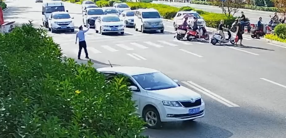 电动车驾驶人被卷入车底!警察一挥手,十几人赶了过来……休闲区蓝鸢梦想 - Www.slyday.coM 电动车驾驶人被卷入车底!警察一挥手,十几人赶了过来……休闲区蓝鸢梦想 - Www.slyday.coM