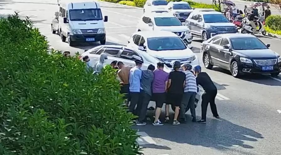 电动车驾驶人被卷入车底!警察一挥手,十几人赶了过来……休闲区蓝鸢梦想 - Www.slyday.coM 电动车驾驶人被卷入车底!警察一挥手,十几人赶了过来……休闲区蓝鸢梦想 - Www.slyday.coM