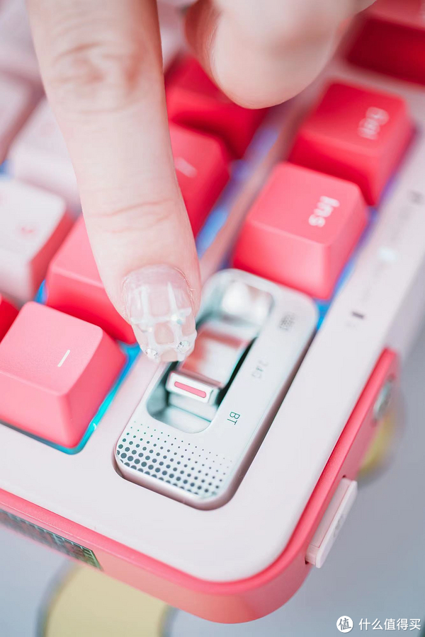 氛围感桌面改造1.0:释放桌面空间,用RGB打造极致梦幻世界!休闲区蓝鸢梦想 - Www.slyday.coM 氛围感桌面改造1.0:释放桌面空间,用RGB打造极致梦幻世界!休闲区蓝鸢梦想 - Www.slyday.coM