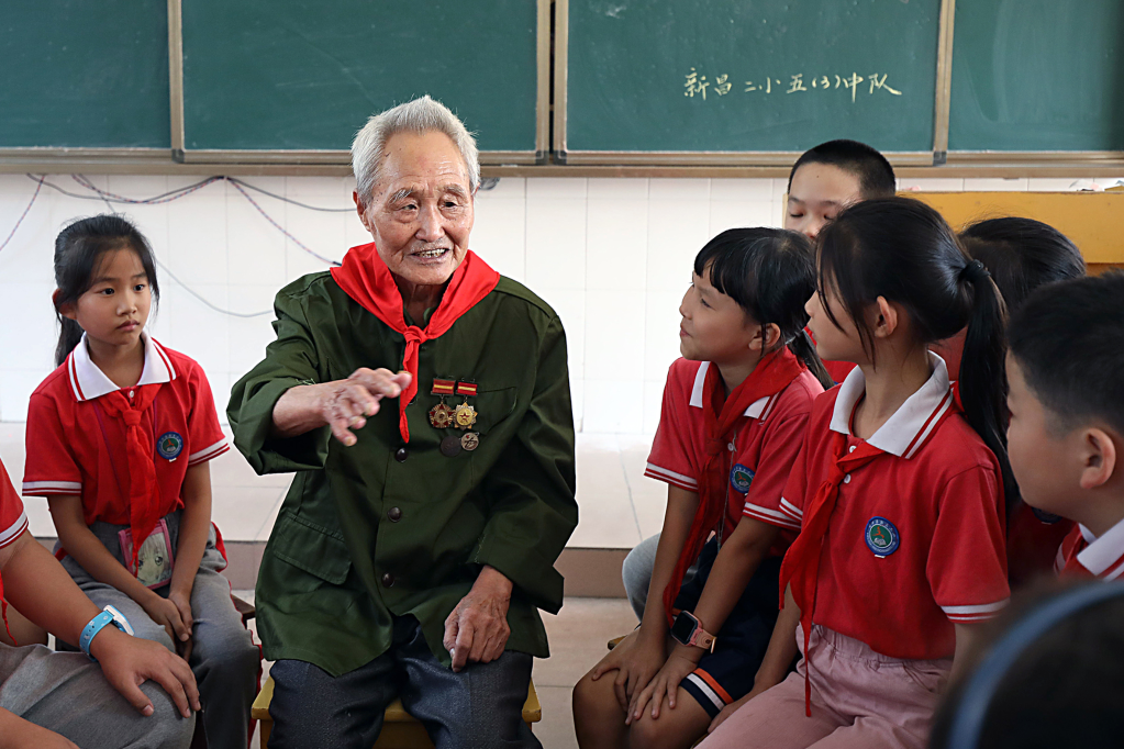 9月1日,94岁的"一等功臣,退役老兵陈学成在江西省宜丰县新昌二小五