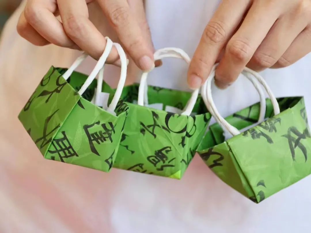 百分茶官方微博发布纸袋改造教程,带头二创