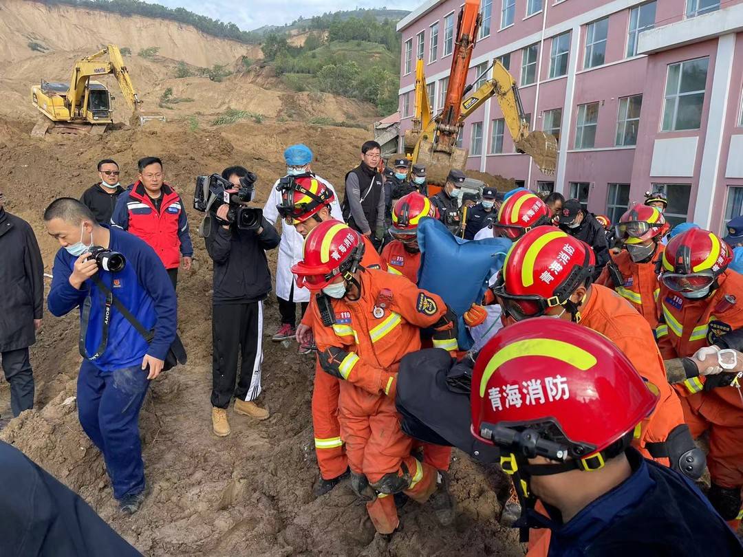 广州鸣泉山庄山体滑坡致2人死亡 一名64岁伤者被救出_手机新浪网