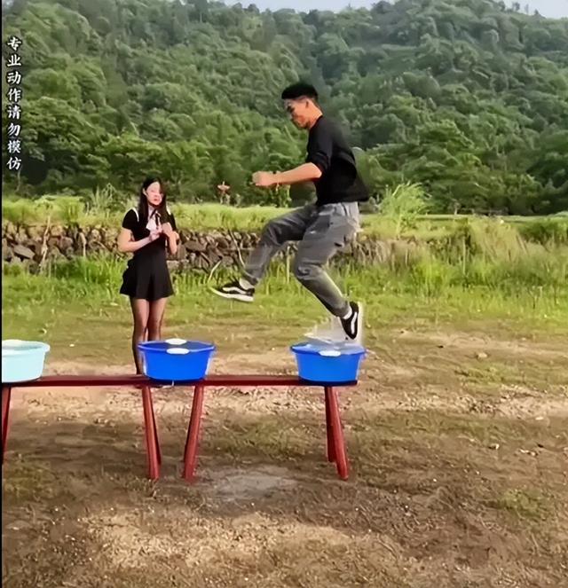 小伙练轻功水上漂拍视频没火被派出所叫去备案,这次要火了休闲区蓝鸢梦想 - Www.slyday.coM 小伙练轻功水上漂拍视频没火被派出所叫去备案,这次要火了休闲区蓝鸢梦想 - Www.slyday.coM