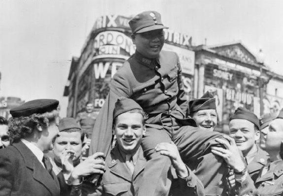 日本投降的那一刻,全中国沸腾了!老照片为您讲述77年前的今天!休闲区蓝鸢梦想 - Www.slyday.coM 日本投降的那一刻,全中国沸腾了!老照片为您讲述77年前的今天!休闲区蓝鸢梦想 - Www.slyday.coM