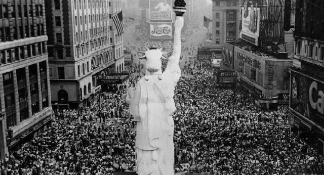 日本投降的那一刻,全中国沸腾了!老照片为您讲述77年前的今天!休闲区蓝鸢梦想 - Www.slyday.coM 日本投降的那一刻,全中国沸腾了!老照片为您讲述77年前的今天!休闲区蓝鸢梦想 - Www.slyday.coM
