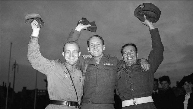 日本投降的那一刻,全中国沸腾了!老照片为您讲述77年前的今天!休闲区蓝鸢梦想 - Www.slyday.coM 日本投降的那一刻,全中国沸腾了!老照片为您讲述77年前的今天!休闲区蓝鸢梦想 - Www.slyday.coM