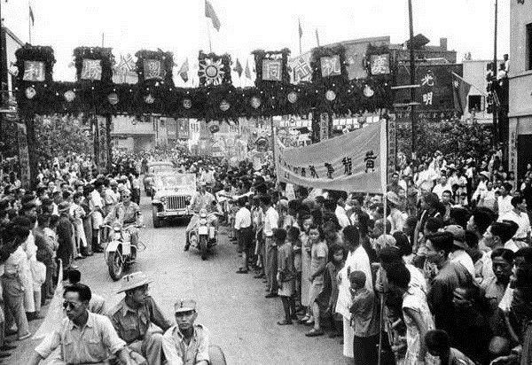 日本投降的那一刻,全中国沸腾了!老照片为您讲述77年前的今天!休闲区蓝鸢梦想 - Www.slyday.coM 日本投降的那一刻,全中国沸腾了!老照片为您讲述77年前的今天!休闲区蓝鸢梦想 - Www.slyday.coM
