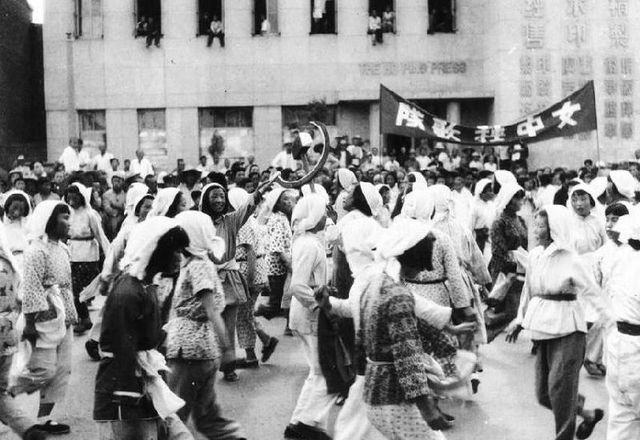 日本投降的那一刻,全中国沸腾了!老照片为您讲述77年前的今天!休闲区蓝鸢梦想 - Www.slyday.coM 日本投降的那一刻,全中国沸腾了!老照片为您讲述77年前的今天!休闲区蓝鸢梦想 - Www.slyday.coM