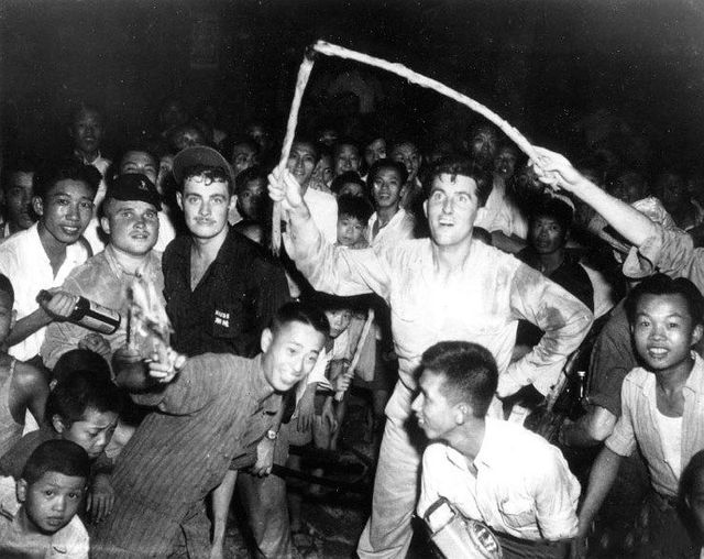 日本投降的那一刻,全中国沸腾了!老照片为您讲述77年前的今天!休闲区蓝鸢梦想 - Www.slyday.coM 日本投降的那一刻,全中国沸腾了!老照片为您讲述77年前的今天!休闲区蓝鸢梦想 - Www.slyday.coM