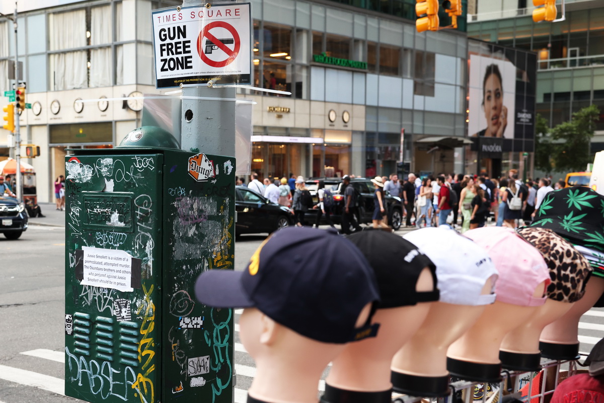 8月31日，纽约第42街和第6大道上张贴的““禁枪区”标识牌。