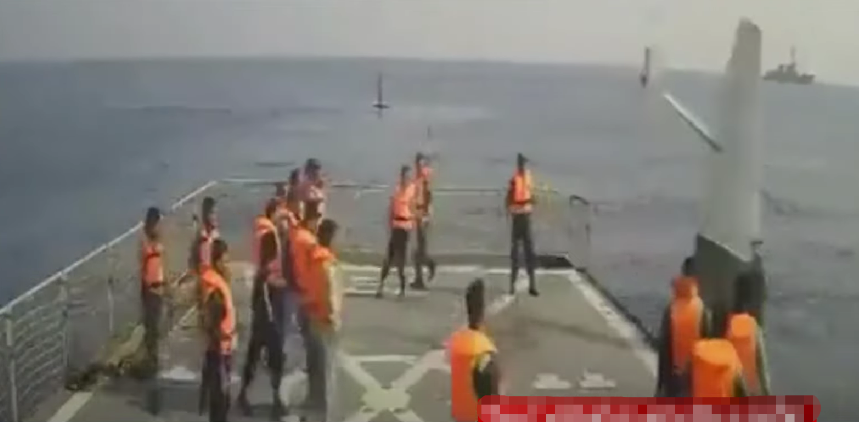  伊朗人员将捕获的美军无人艇推下甲板（伊朗国家电视台）。