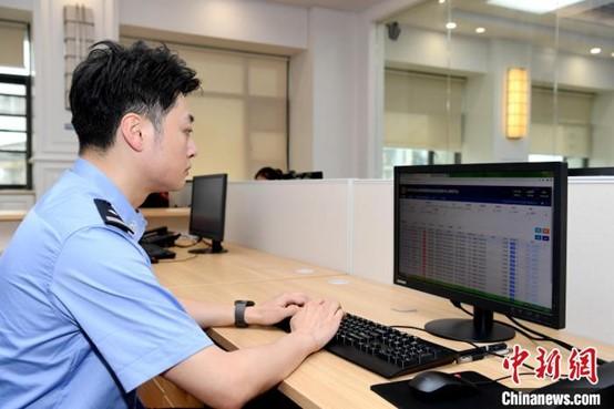 资料图：图为2021年武汉民警工作现场 唐时杰摄