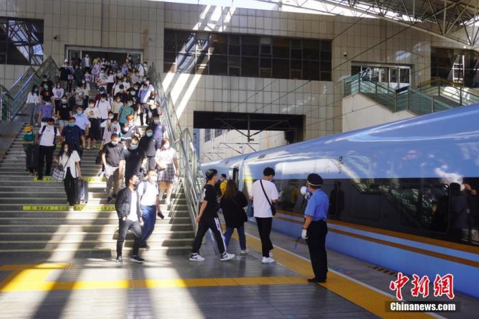资料图:2021年9月9日,旅客进入郑州火车站月台。中新社记者 刘鹏 摄