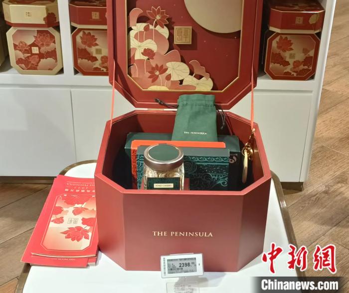 半岛酒店标价2398元的“中秋礼物篮”,其中不包含月饼,月饼需要另行购买。中新财经 左雨晴 摄