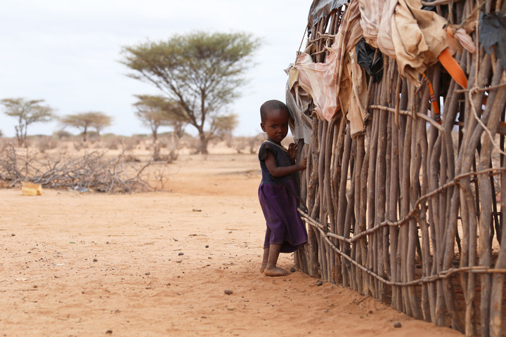  8月26日，一名儿童站在肯尼亚马萨比特郡莱萨米斯镇一干旱的村庄内。新华社记者董江辉摄