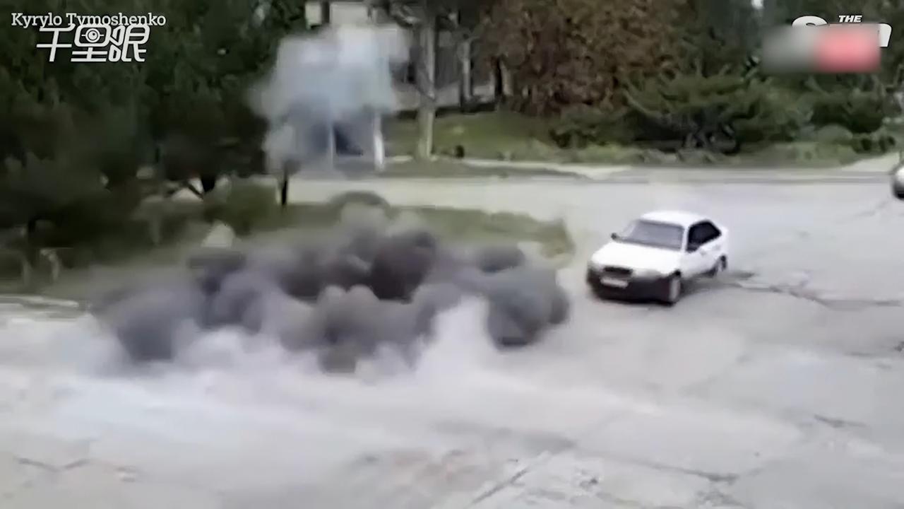 实拍！ 乌克兰一汽车行驶中“前方突然发生爆炸”