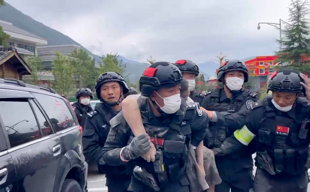 背上就开跑!男子被埋废墟特警徒手刨土救人休闲区蓝鸢梦想 - Www.slyday.coM 背上就开跑!男子被埋废墟特警徒手刨土救人休闲区蓝鸢梦想 - Www.slyday.coM