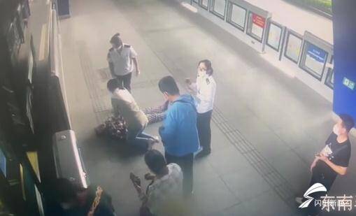 济南:等车时晕倒在公交站台 “马尾辫女孩”下车跪地救人休闲区蓝鸢梦想 - Www.slyday.coM 济南:等车时晕倒在公交站台 “马尾辫女孩”下车跪地救人休闲区蓝鸢梦想 - Www.slyday.coM