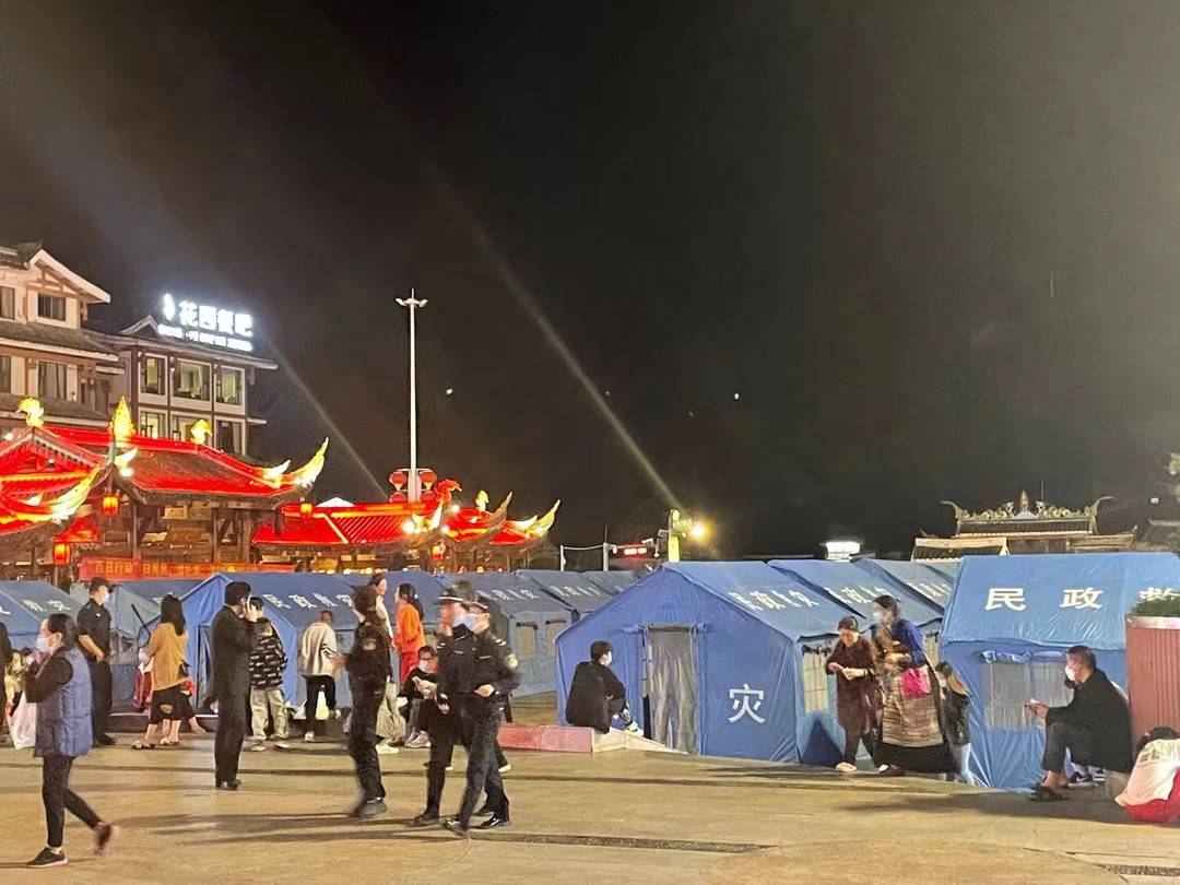 直击震后第一夜|泸定地震亲历者:目前物资很充足 虽然担心但是安心休闲区蓝鸢梦想 - Www.slyday.coM 直击震后第一夜|泸定地震亲历者:目前物资很充足 虽然担心但是安心休闲区蓝鸢梦想 - Www.slyday.coM