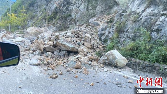 震区的道路沿途的垮塌和落石。 四川森林消防供图