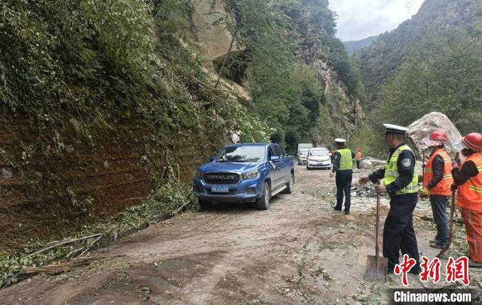 甘孜州公安交警等救援力量正在抢通地震中受损的道路,疏散车辆。 甘孜州公安局供图