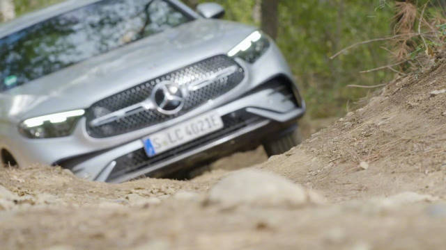 新款奔驰GLC 400e 4MATIC非铺装路面展示。（.Planet Car News）