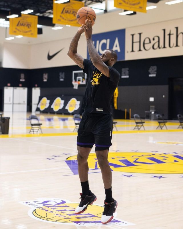 詹姆斯关键三分锁定胜局 湖人险胜勇士挺进西部前六