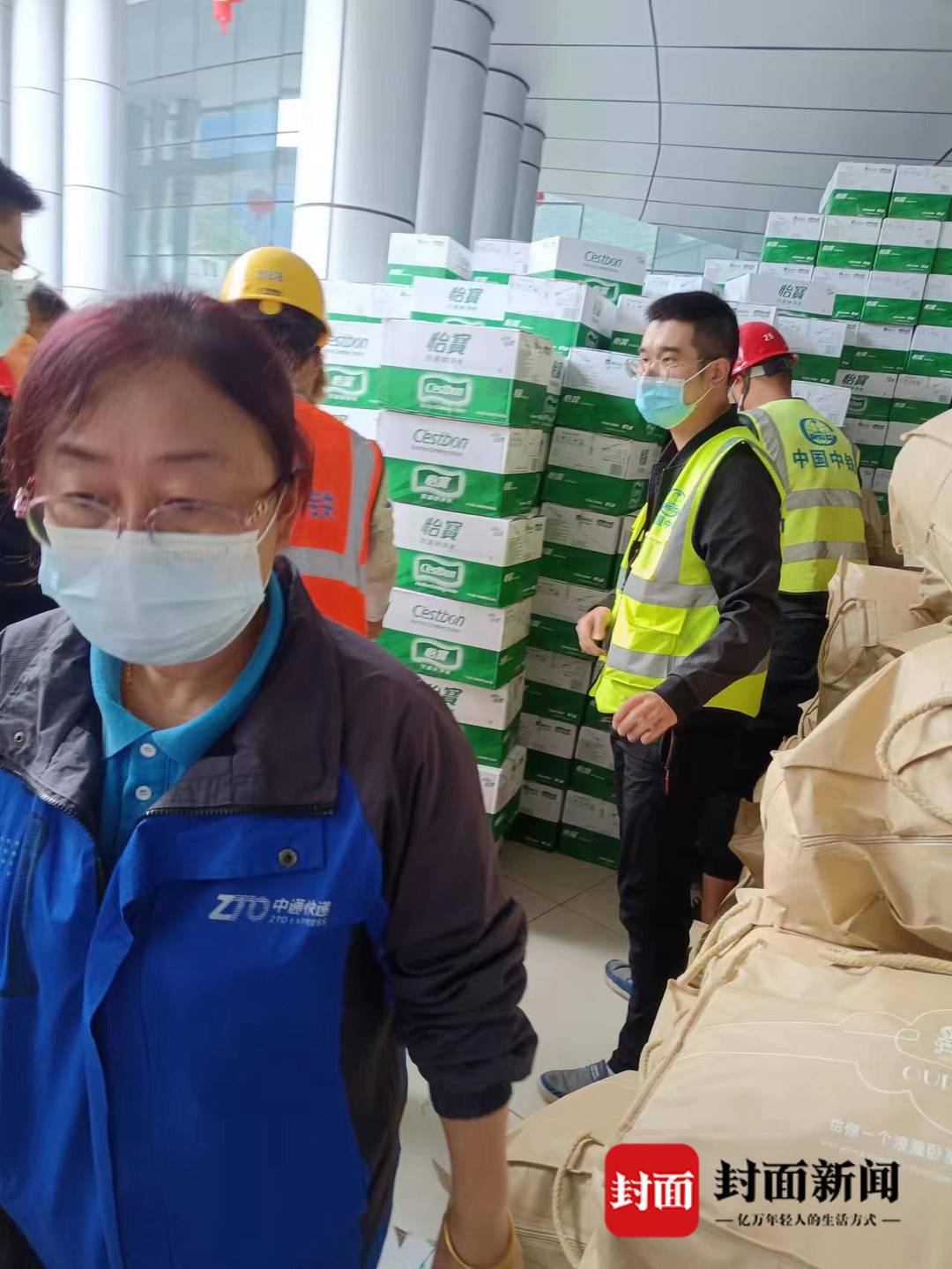 泸定地震中的快递小哥:徒步十公里前往震中、自费给救援人员供餐休闲区蓝鸢梦想 - Www.slyday.coM 泸定地震中的快递小哥:徒步十公里前往震中、自费给救援人员供餐休闲区蓝鸢梦想 - Www.slyday.coM