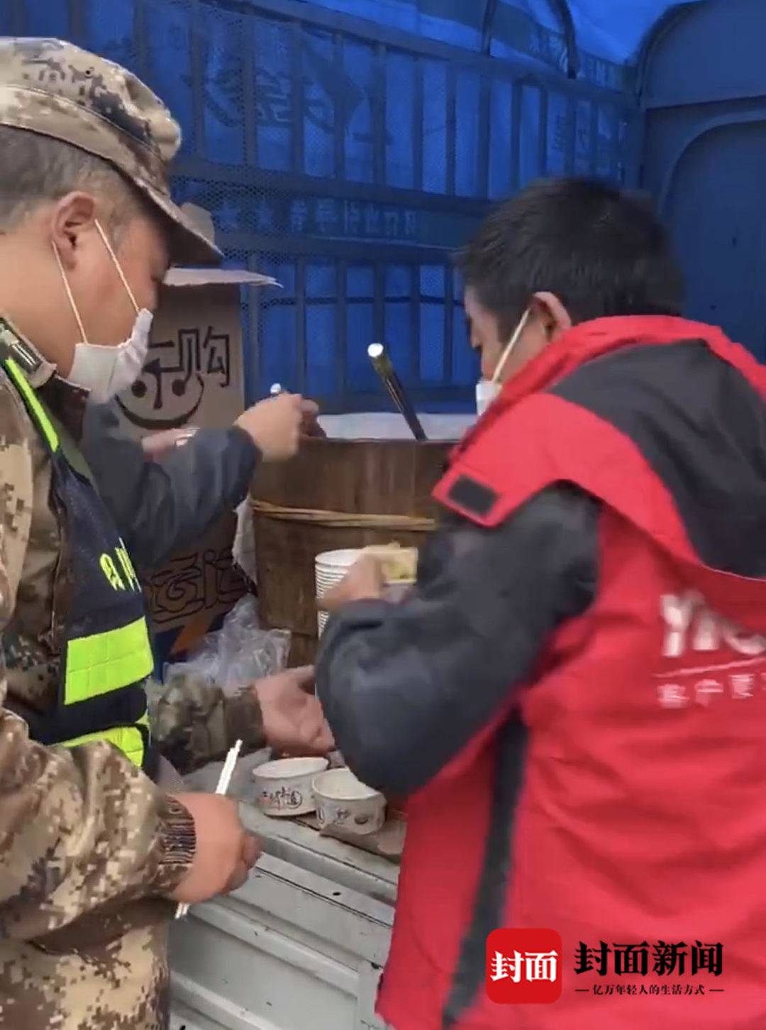 泸定地震中的快递小哥:徒步十公里前往震中、自费给救援人员供餐休闲区蓝鸢梦想 - Www.slyday.coM 泸定地震中的快递小哥:徒步十公里前往震中、自费给救援人员供餐休闲区蓝鸢梦想 - Www.slyday.coM