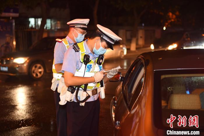 资料图：天津民警正在对车辆进行检查。天津市公安局供图