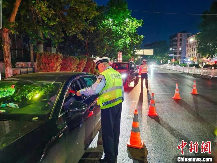 资料图:交警设卡查酒驾。 安徽省公安厅交警总队供图