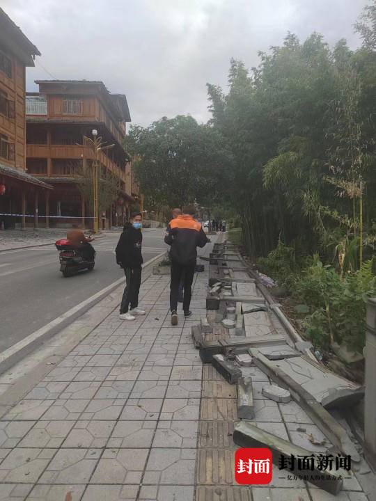 泸定地震中的快递小哥:徒步十公里前往震中、自费给救援人员供餐休闲区蓝鸢梦想 - Www.slyday.coM 泸定地震中的快递小哥:徒步十公里前往震中、自费给救援人员供餐休闲区蓝鸢梦想 - Www.slyday.coM