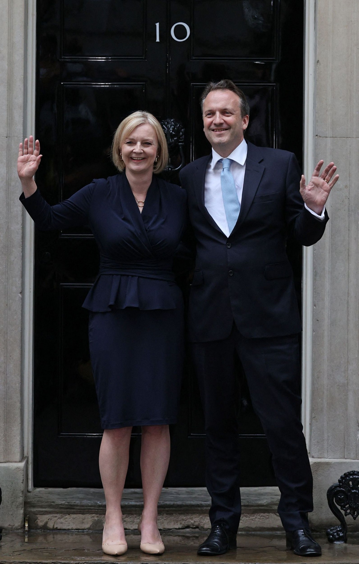 当地时间9月6日下午，英国新首相伊丽莎白·特拉斯从苏格兰返回伦敦，在唐宁街10号首相府门前发表就职演讲。