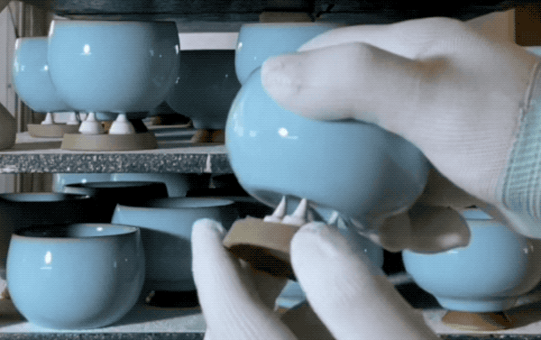 陶瓷勺的柄上为什么总有一个孔洞,而金属勺却不需要?休闲区蓝鸢梦想 - Www.slyday.coM 陶瓷勺的柄上为什么总有一个孔洞,而金属勺却不需要?休闲区蓝鸢梦想 - Www.slyday.coM