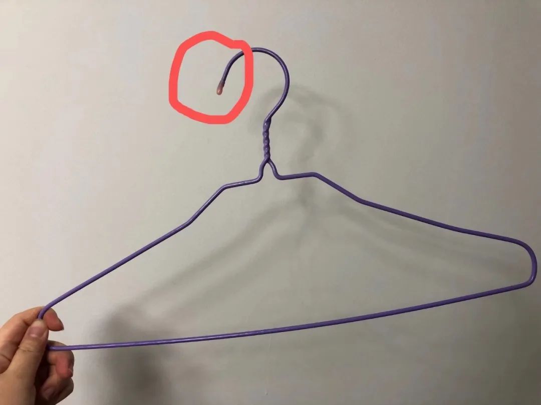 陶瓷勺的柄上为什么总有一个孔洞,而金属勺却不需要?休闲区蓝鸢梦想 - Www.slyday.coM 陶瓷勺的柄上为什么总有一个孔洞,而金属勺却不需要?休闲区蓝鸢梦想 - Www.slyday.coM