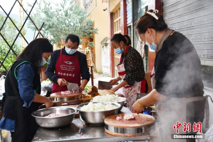 泸定震后72小时见闻:烟火气里,磨西不缺信心休闲区蓝鸢梦想 - Www.slyday.coM 泸定震后72小时见闻:烟火气里,磨西不缺信心休闲区蓝鸢梦想 - Www.slyday.coM