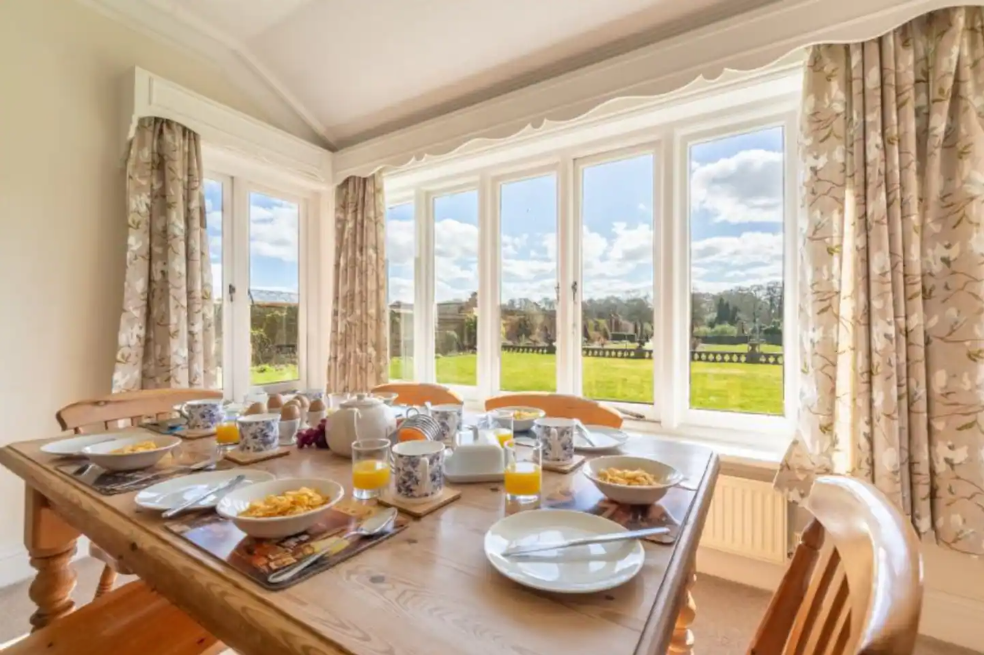 花园别墅内景 图源：爱彼迎