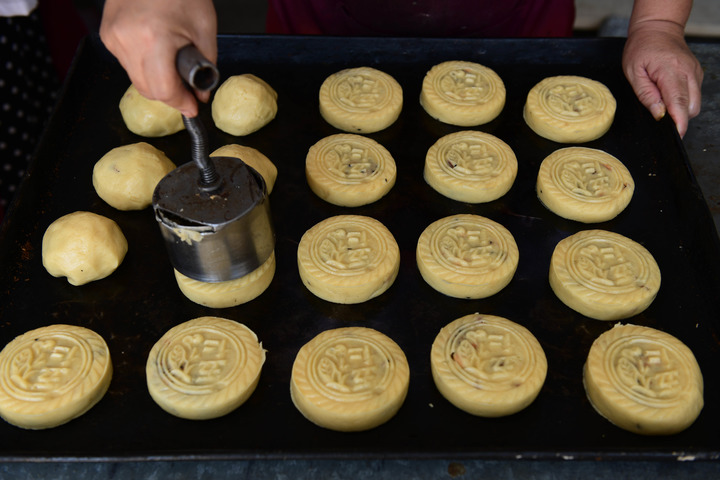  9月7日，工人在制作传统手工月饼。新华社发（陈其保摄）