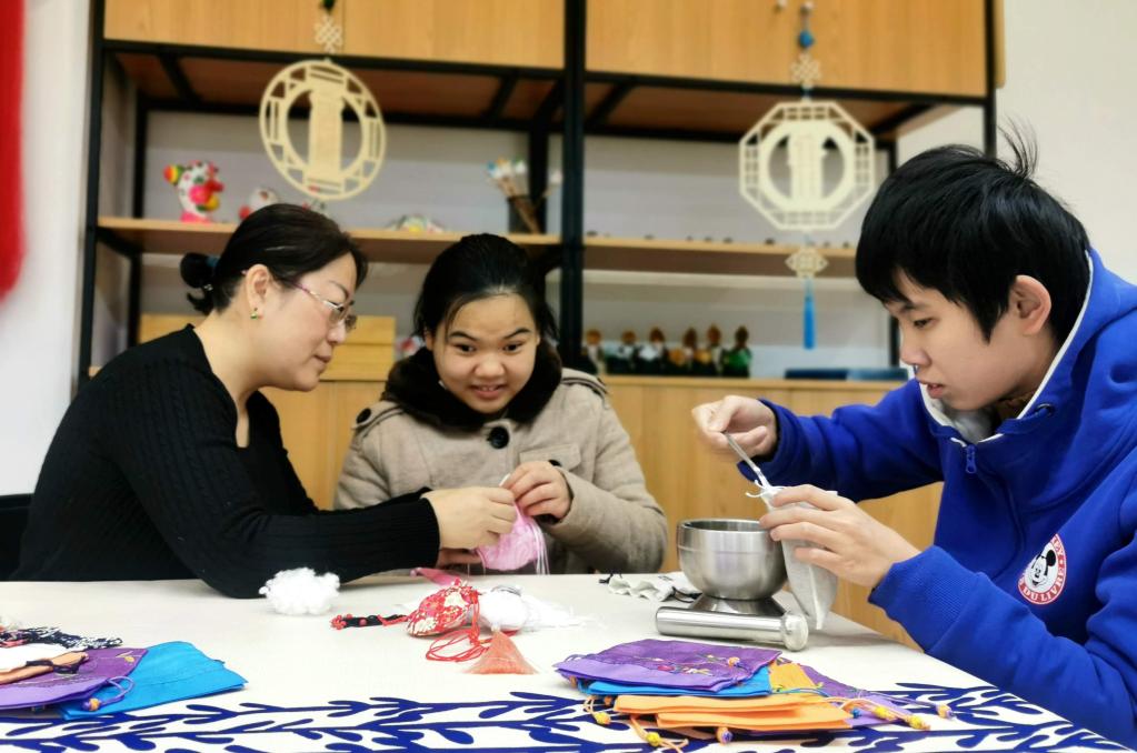 图为张琳和学生一起做中药的防疫香包。(受访者供图)