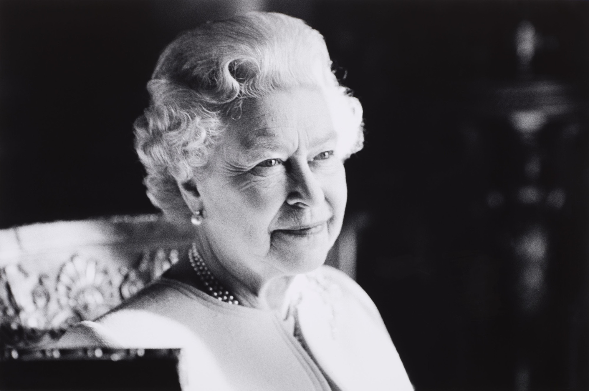 英国王室官方推特发布的女王的遗像。