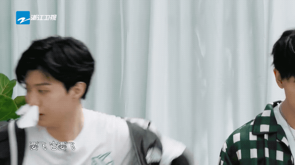 范丞丞自曝与魏大勋“不和”,又为何共饮一支汽水?休闲区蓝鸢梦想 - Www.slyday.coM 范丞丞自曝与魏大勋“不和”,又为何共饮一支汽水?休闲区蓝鸢梦想 - Www.slyday.coM