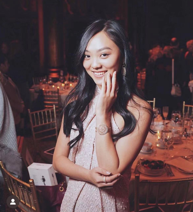 李连杰22岁长女国外生活精致,和异性合影笑容自信,高级脸像利智休闲区蓝鸢梦想 - Www.slyday.coM 李连杰22岁长女国外生活精致,和异性合影笑容自信,高级脸像利智休闲区蓝鸢梦想 - Www.slyday.coM