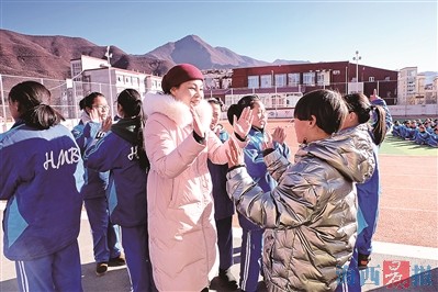 用心用情浇灌每一朵花 厦门支教老师发挥人才优势做好"传帮带"休闲区蓝鸢梦想 - Www.slyday.coM 用心用情浇灌每一朵花 厦门支教老师发挥人才优势做好"传帮带"休闲区蓝鸢梦想 - Www.slyday.coM