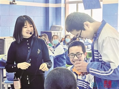 用心用情浇灌每一朵花 厦门支教老师发挥人才优势做好"传帮带"休闲区蓝鸢梦想 - Www.slyday.coM 用心用情浇灌每一朵花 厦门支教老师发挥人才优势做好"传帮带"休闲区蓝鸢梦想 - Www.slyday.coM